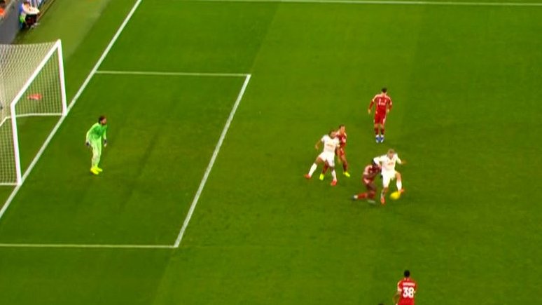 Este gol que acaban de anular en Anfield sería legal con la famosa Ley Wenger. En las próximas semanas puede haber novedades. Para mí una aberración cambiar la norma del fuera de juego y dar validez a esto. #Premier