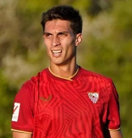 🚨 Gattoni sufre una ‘novatada’ en su vuelta. 

💥 El defensor argentino recién llegado, muy molesto con Agoumé.

👥 Gattoni estaba en la camilla con los fisios, cuando Agoumé le hizo un ‘Mortadelo’

⚠️ Almeyda los ha tenido que separar⚠️