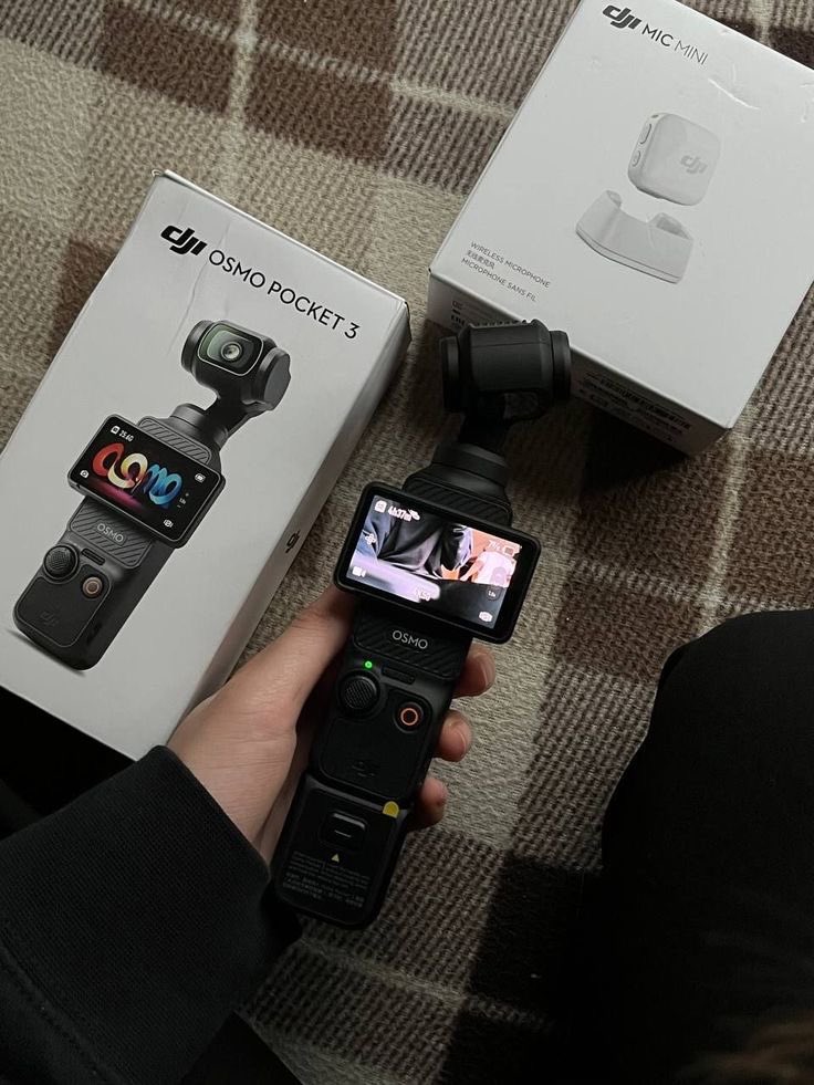 Ben sana gelmem, sen de bana gelmezsin,
Ama bu şehir bizi bir sokakta, 
İlla göz göze getirir..