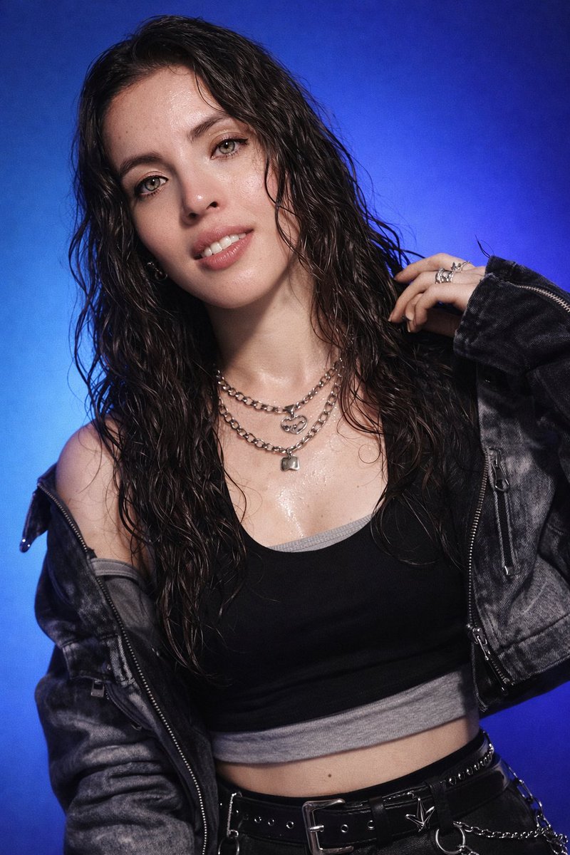 Попросила чат сгенерировать мое фото, если бы я была к-поп айделом. Вы бы меня стэнили? 🤣