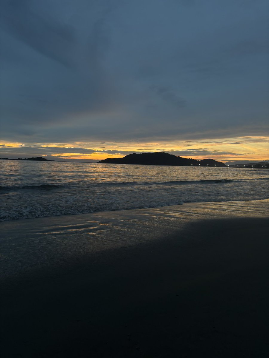 amandaaffc's tweet photo. Um dia eu mandei mensagem no grupo de amigos falando que queria ver o nascer do sol com eles. 
E óbvio, eles toparam! 
As vezes eu me pergunto se eu não torcesse pro Figueirense, a minha vida não teria cruzado com a delas. 
Obrigada @FigueirenseFC 🌪️ https://t.co/cFPTFRTl8r