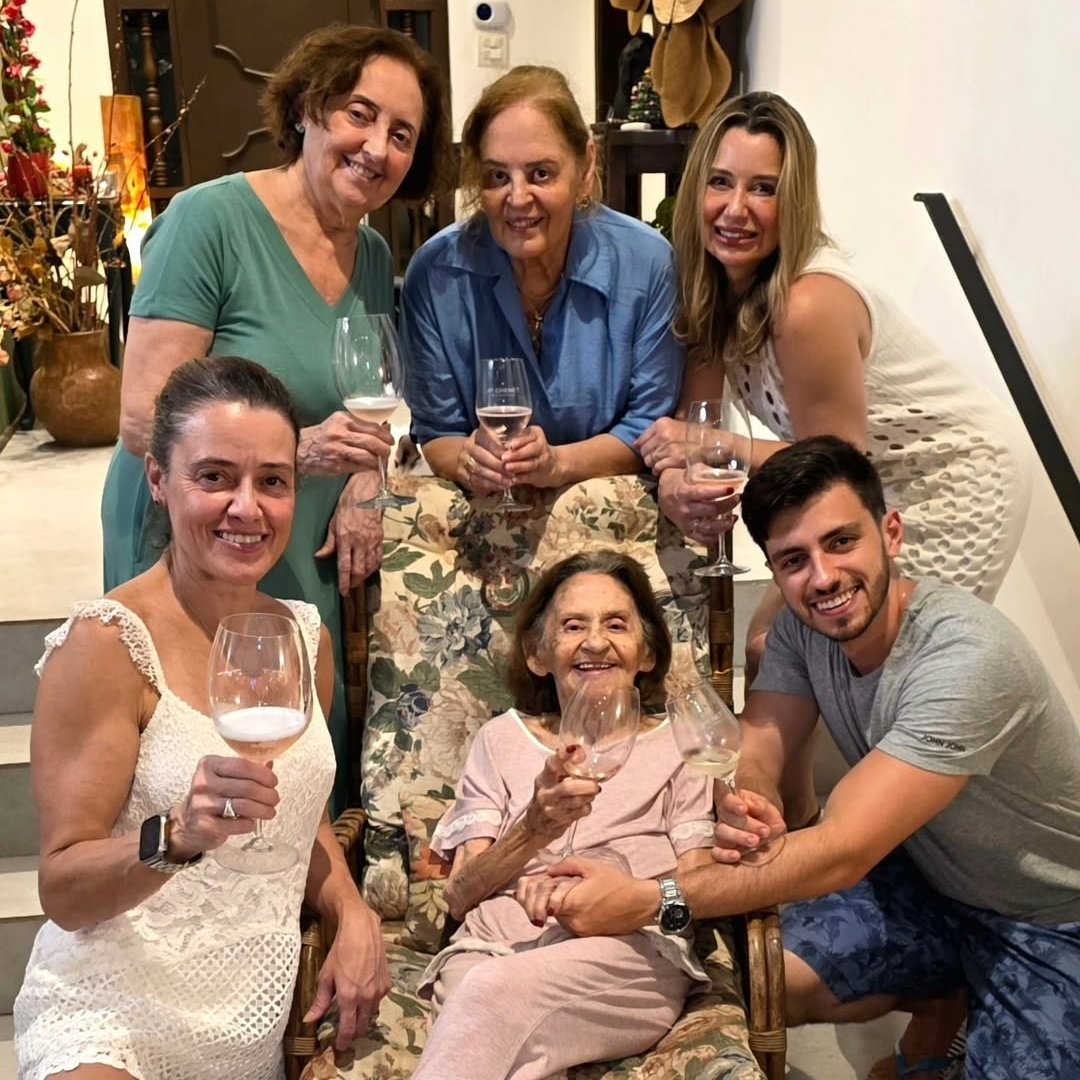 A plenitude de Laura Cardoso comemorando a chegada de 2026 com a família,  aos 98 aninhos., image size:1080x1080