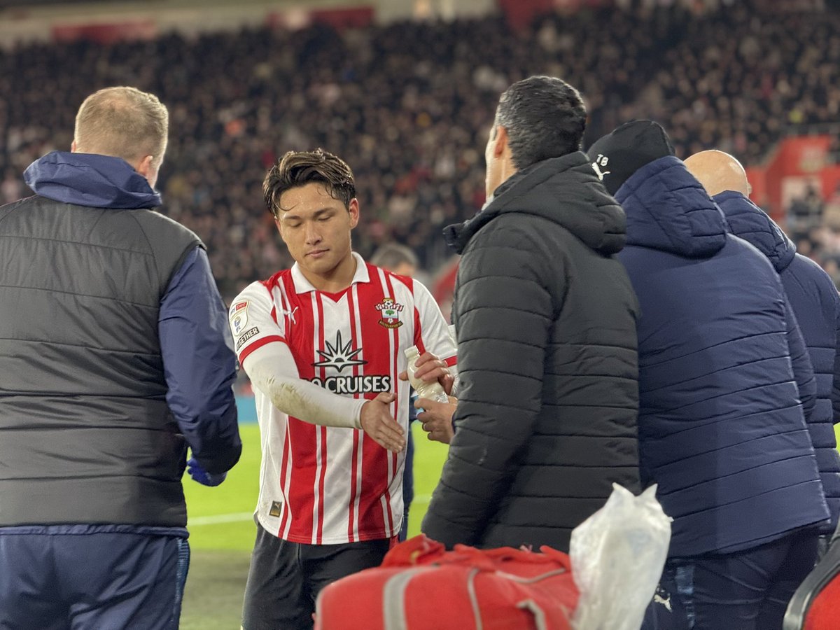 teru_tokyo2020's tweet image. 78分で交代。
久しぶりの先発だったにもかかわらず、フィジカルは最後まで落ちなかったので腐らずに準備を続けてきたことが伝わってきた。

ドロドロになったユニフォームからも激闘の跡がはっきりと分かる。
後半頭の交代がシエンザだったし、序列が上がったんじゃないかなあ