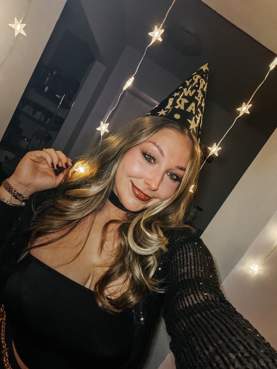amandaa1816's tweet photo. happy new year ✨ https://t.co/uFBv9gFCzT