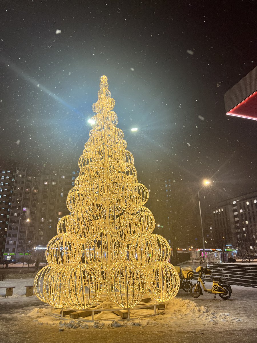 Happy New Year 🎄 
May this year be a year of new achievements, bright victories and unforgettable moments. I wish that dreams would come true, and life would be filled with joy and happiness! 🤗😃🎊