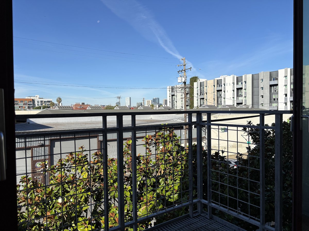JennD's tweet image. Live/work loft in Potrero Hill

4 levels · flex 2 or 3BR,  pvt, full-floor street-level entrance. Light, quiet, functional, nr Mission Bay / Dogpatch, $7450/month. DM for details.