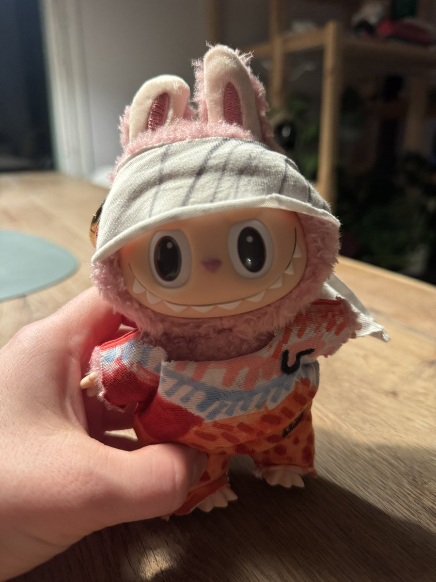 Средний ребёночек сам скроил и расписал костюмчик. Прелесть же🥹