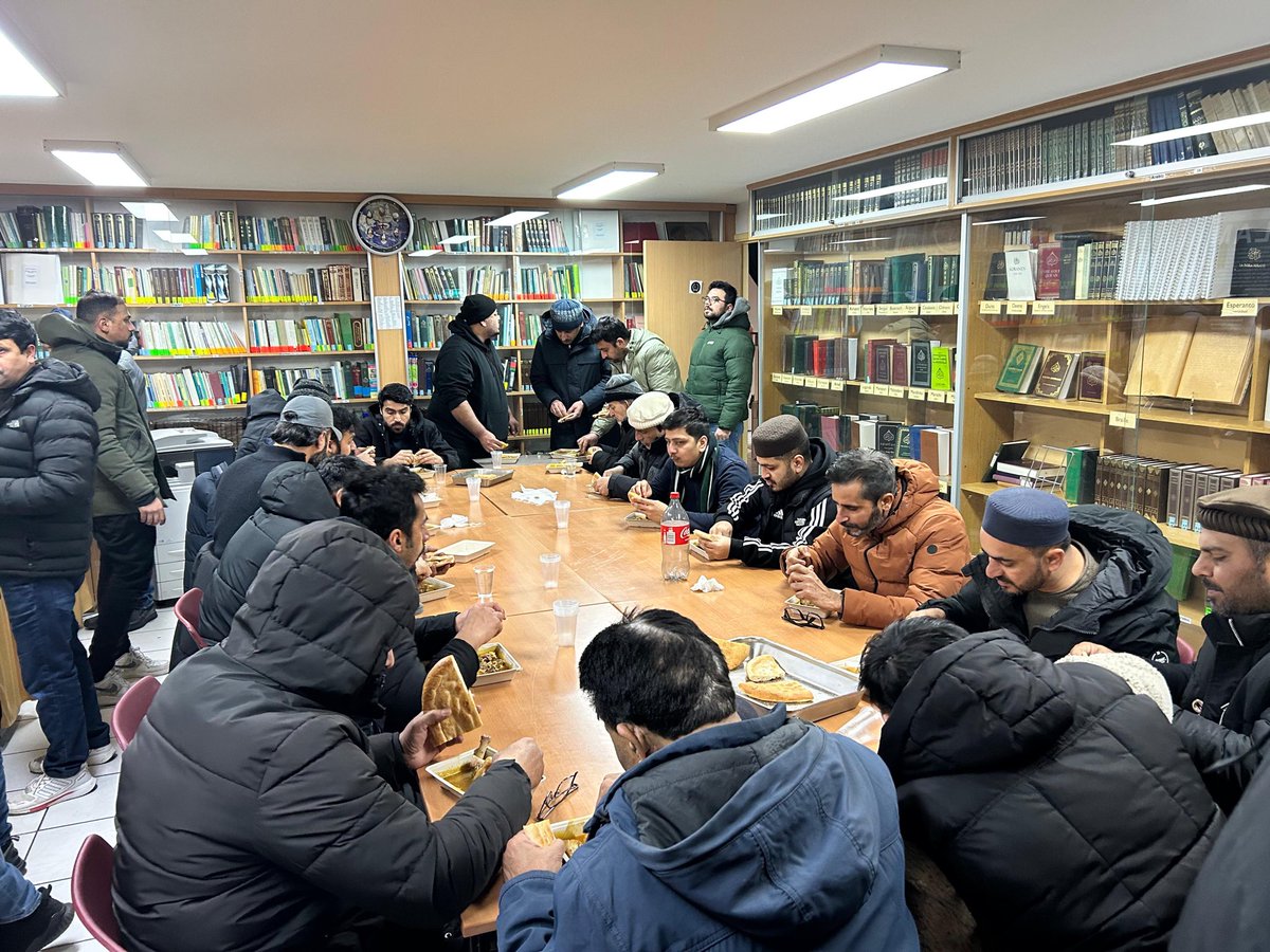 Moslimjongeren Den Haag tweet media