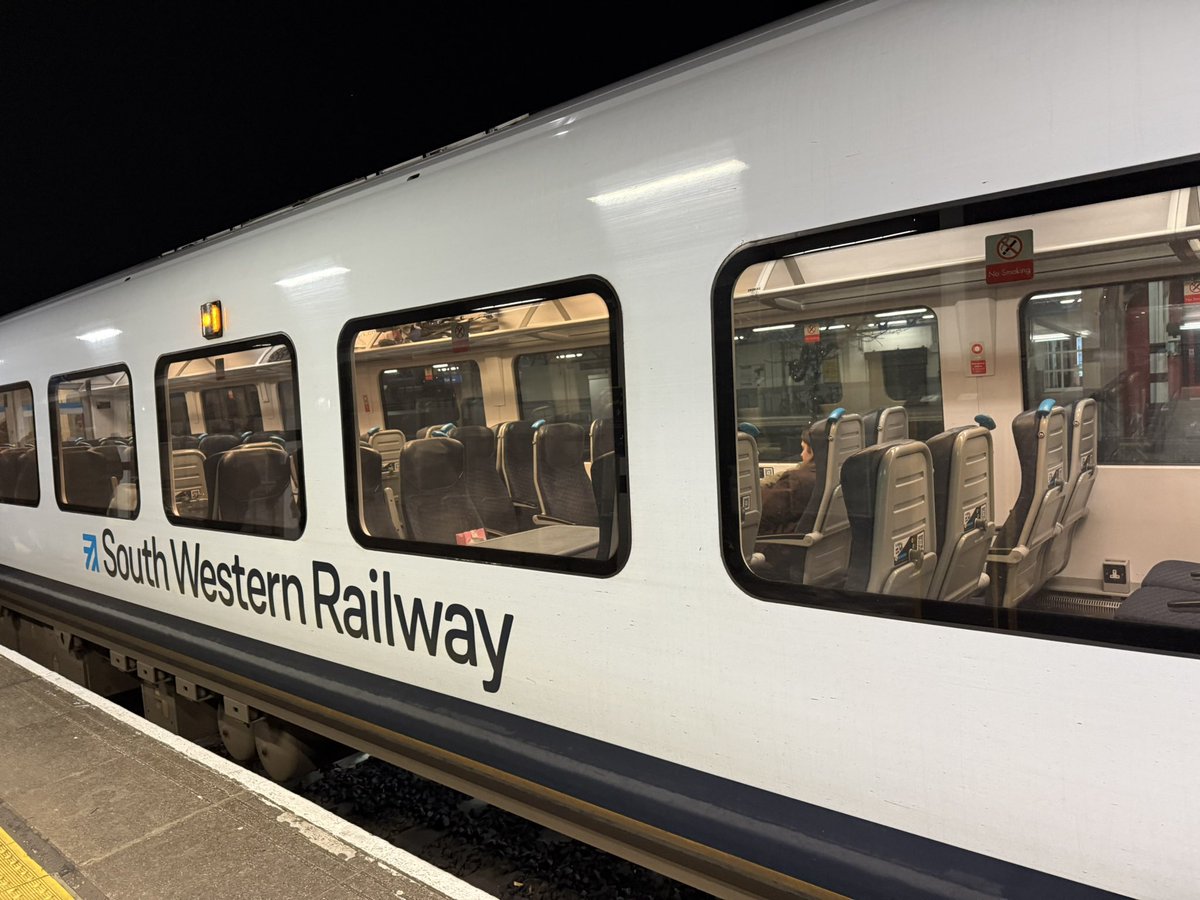 teru_tokyo2020's tweet image. アホなので今から2時間かけて我が家に帰ります...

今回の遠征は昨日を除いて移動してるかサッカー見てるしかしてないなあ