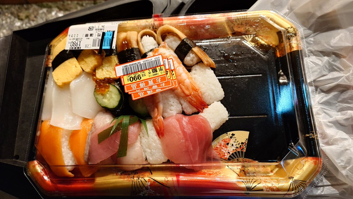 halhal8823's tweet photo. 22時頃に買ったスーパーの半額寿司、メットインに入れて4時まで配達したらこうなりました、これはBAD不可避😇 https://t.co/aTOqKr7snB