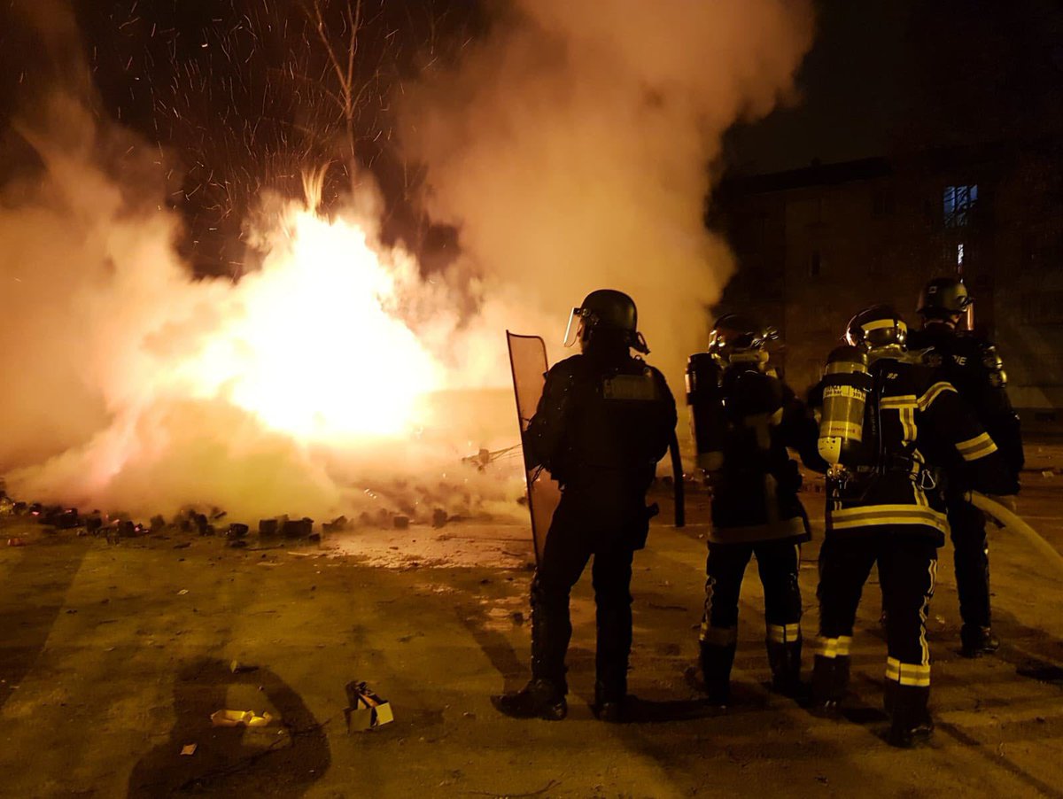 BastionMediaFR's tweet image. 🔴🇫🇷 𝗔𝗟𝗘𝗥𝗧𝗘 𝗜𝗡𝗙𝗢 — Bilan CATASTROPHIQUE de la nuit du Nouvel An sur le territoire français : EXPLOSION de 19% du nombre de voitures BRÛLÉES, avec 1 173 véhicules incendiés, contre 984 l’an dernier, qui constituait déjà un record.

- 1 173 voitures BRÛLÉES
- 505…