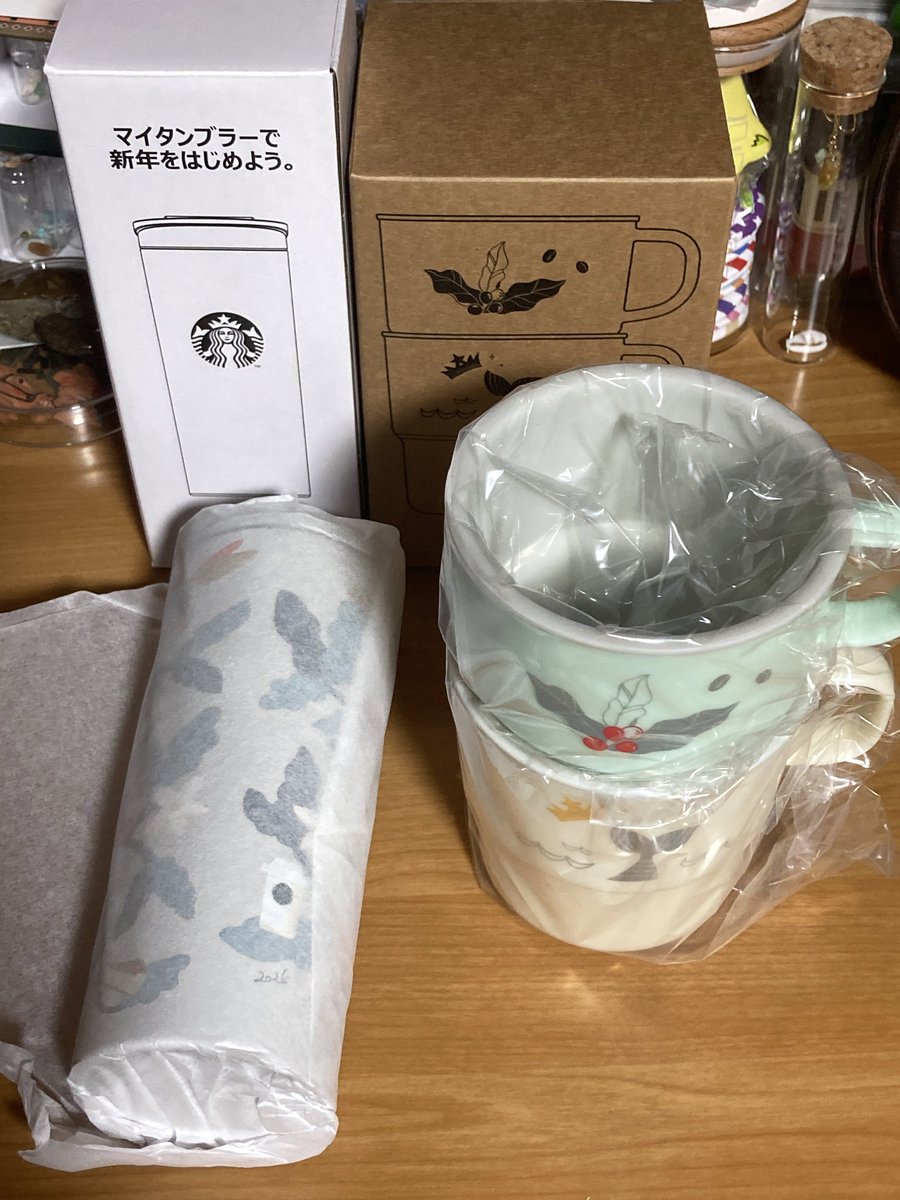 2026年のスタバの福袋
やっと中身確認･:*+.\(( °ω° ))/.:+
キラキラタンブラー入ってなかったけど
全然満足
マグホルダーだけなんか使い道が難しい？移動の時用のぬい撮り用のぬいちゃんでも入れておこうか使い所が悩ましい　

来年も当たるといいなお値段分は入ってましたね！
#スタバ福袋ネタバレ