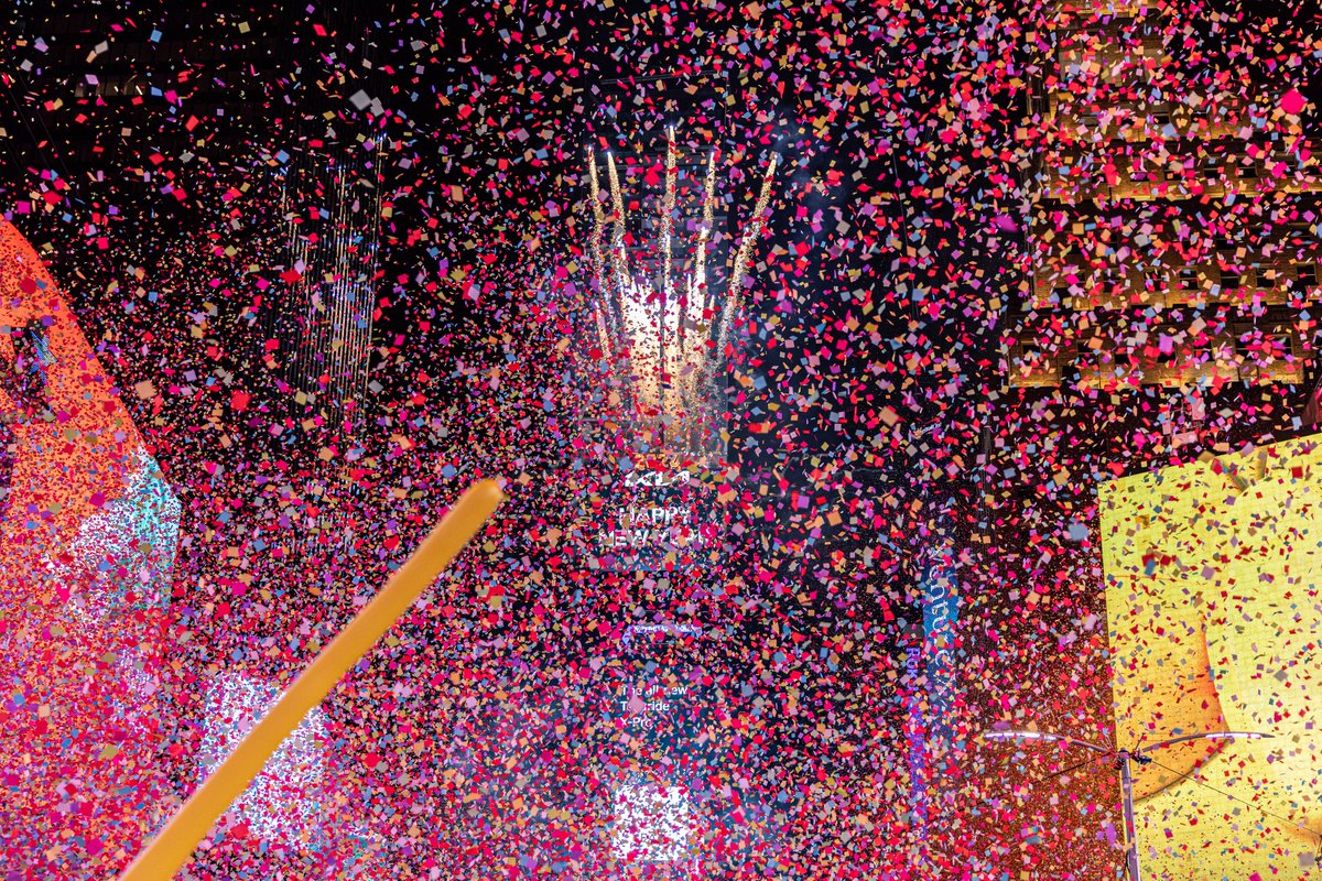 TimesSquareNYC's tweet photo. Happy 2026! 🎉🎊
#TimesSquare #NewYearsEve #BallDrop #NYE #NYC https://t.co/JieiXQIcRS