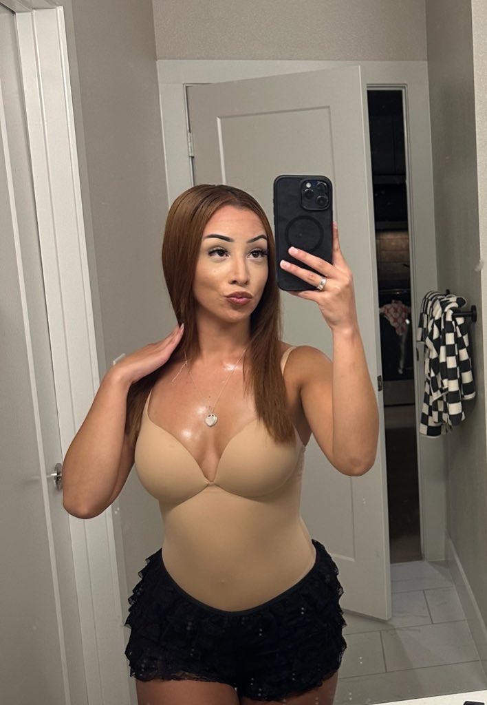 thadollgg's tweet image. put a “❤️” if u love latinas, im tryina see sumthn…😏