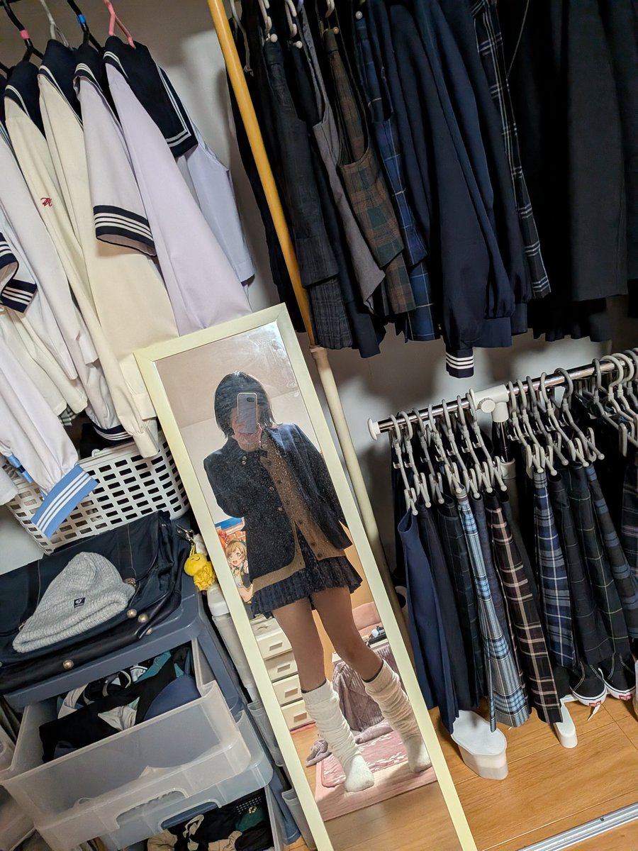きなこ⭐︎ じゃーーん😝 新しく買った夏セーラー服だよー 校章つきで可愛いでしょ