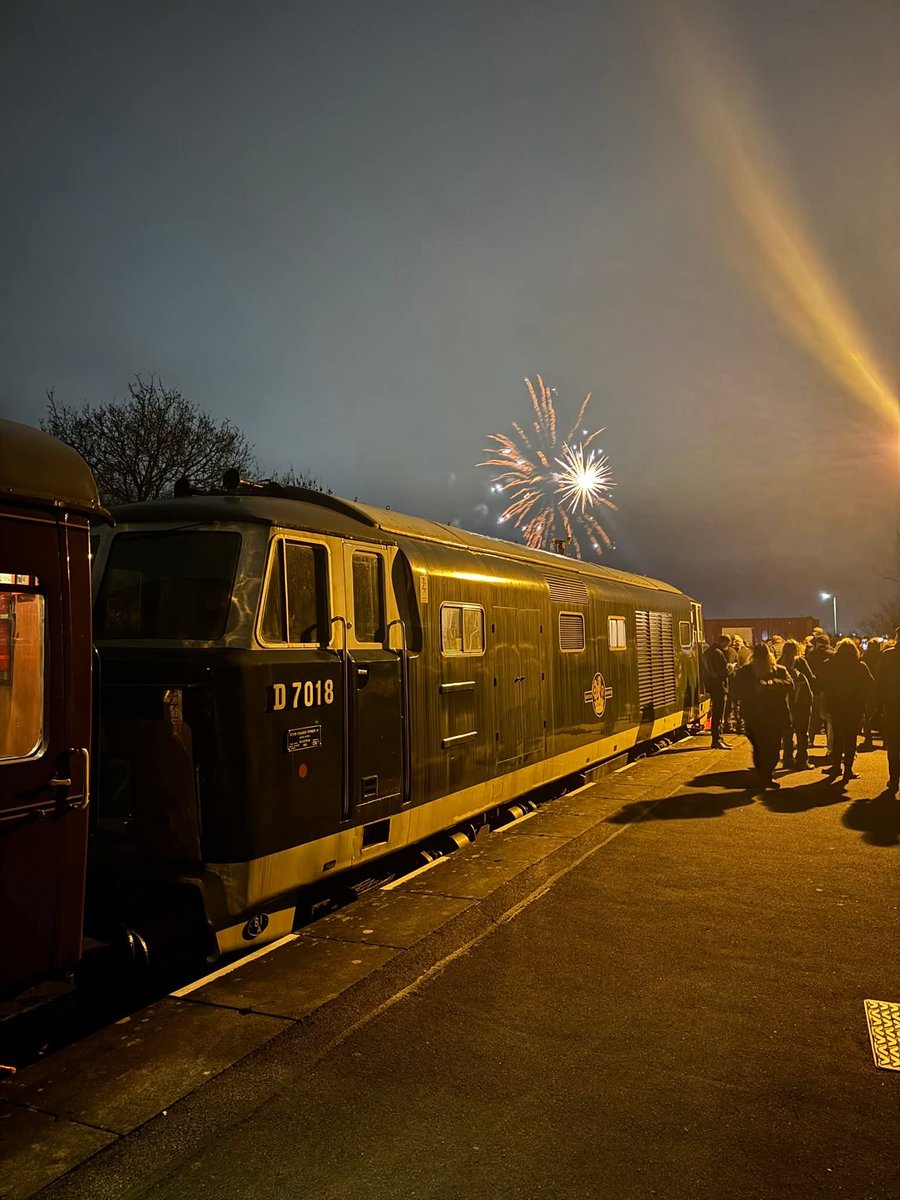 chriss_photos1's tweet image. Last night was a great way to see in the New Year, 4 round trips on the Great Central Railway behind Hymek D7018 and Std 5 73156.
I wanted a trip on the veranda but it's reserved for first class diners.
Definitely will be doing it again 🙂
#NewYear2026 #GCR #Hymek