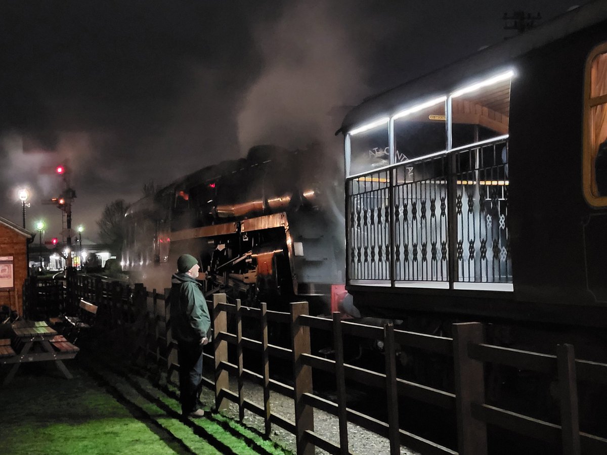 chriss_photos1's tweet image. Last night was a great way to see in the New Year, 4 round trips on the Great Central Railway behind Hymek D7018 and Std 5 73156.
I wanted a trip on the veranda but it's reserved for first class diners.
Definitely will be doing it again 🙂
#NewYear2026 #GCR #Hymek