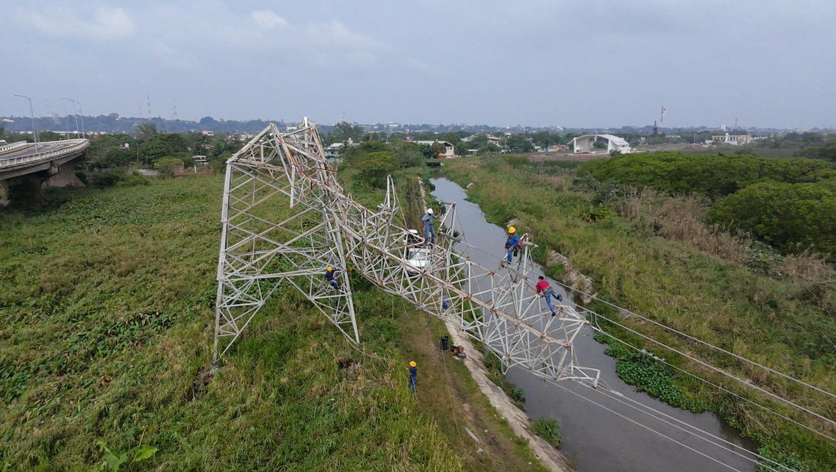 CFEmx's tweet photo. #CFEInforma | Personal de CFE continúa en labores de desmantelamiento de las estructuras; así como el aseguramiento y anclaje de cables conductores, a un costado del puente "Coatzacoalcos I", en Veracruz, los cuales cayeron por los fuertes vientos derivados del Frente Frío No. 25.

Agradecemos su comprensión.
