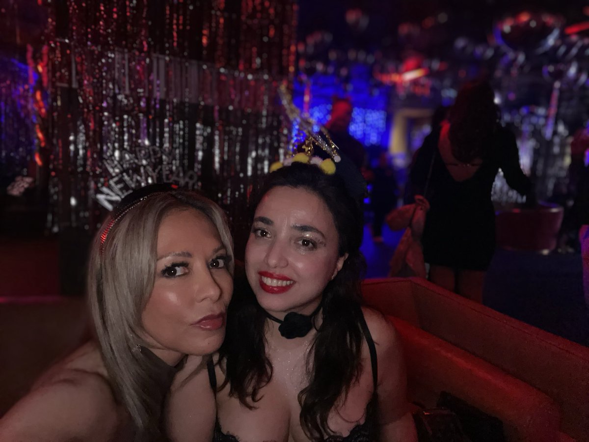 PropertiesbyJes's tweet photo. Rang in the New Year’s, surrounded by laughter, love, and beautiful moments. Cheers to a prosperous year ahead. #HappyNewYear #FelizAñoNuevo #joyeuxannée https://t.co/L61F5pPXh5
