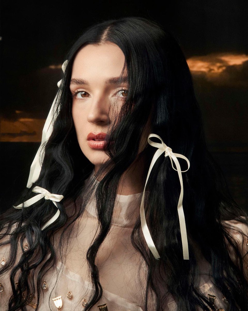 #NewIn2026
Poppy — Empty Hands
📅 23 de enero de 2026

Poppy regresa con Empty Hands, un álbum que refuerza su papel como una de las figuras más impredecibles del metal alternativo contemporáneo. Su carrera se ha definido por romper expectativas y rechazar etiquetas.

La