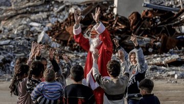 En vísperas del Año Nuevo, #Gaza fue testigo de una escena diferente. Un músico p@lestino, vestido de Papá Noel, llevó regalos sencillos entre las ruinas de la guerra y logró transportar a los n1ños, por un instante, a un mundo de alegría.