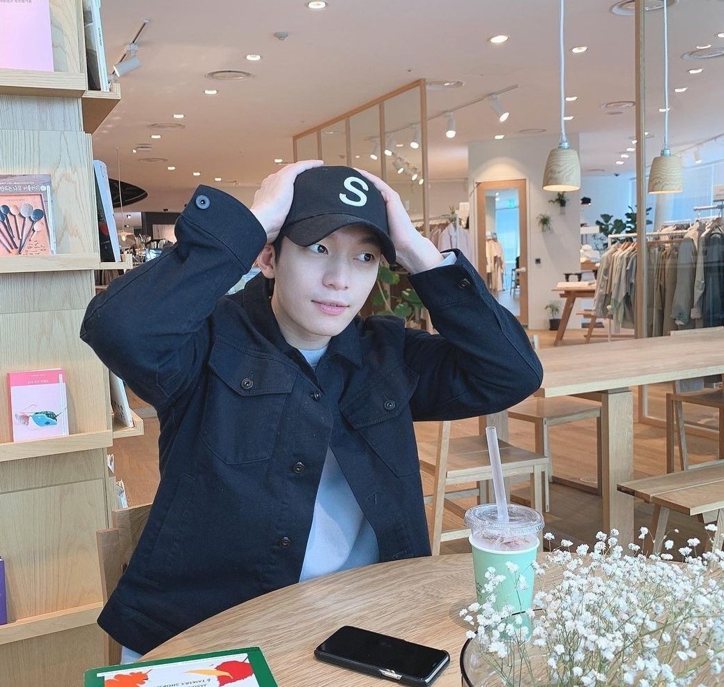 D0GSOUL's tweet image. good morning. ¿qué paso anoche? locked in. tequila was ingested, tequila did not do anything to me. go partying with me sometime. happy new year. keep eating well, stay hydrated and please take care and remember this wolf supports you. i will bail you out of jail, no worries. 
ㅤ