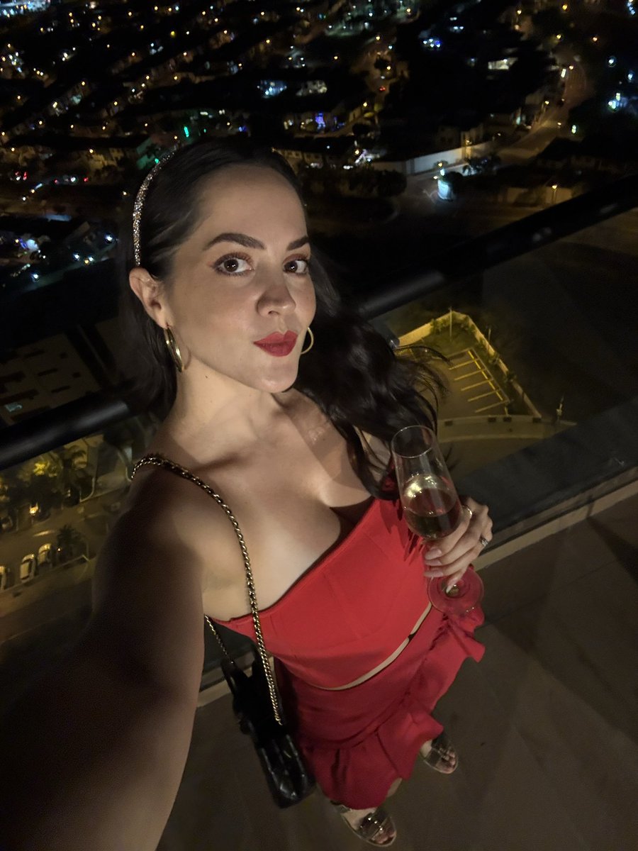 sophymell's tweet photo. Feliz 2026 mundo tuitero!!!! Que este 2026 esté lleno de esperanza pero con los pies en la tierra, lleno de inspiración pero también de acción, lleno de certezas pero también de sueños, lleno de calma pero también enfoque 🌟 lleno de felicidad pero para compartir 🫶🏼🥂 https://t.co/r057iVITOU