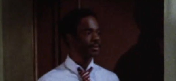 No es un guiño a los Gremlins el señor que está sentado junto a la madre de Dusty? #StrangerThings5