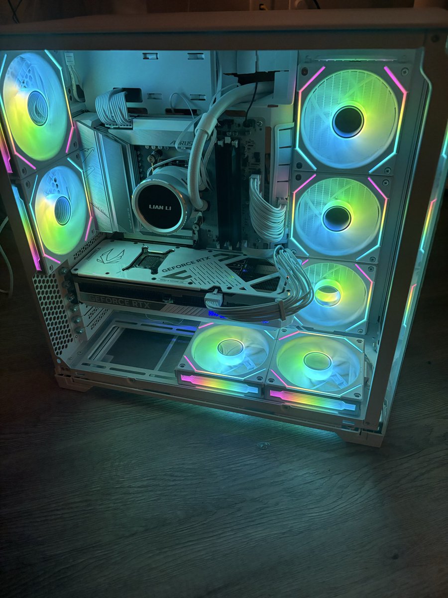 code_star's tweet photo. Finished my wife’s pc build. Pretty snazzy if I do say so myself. https://t.co/ppTaxIzZSZ