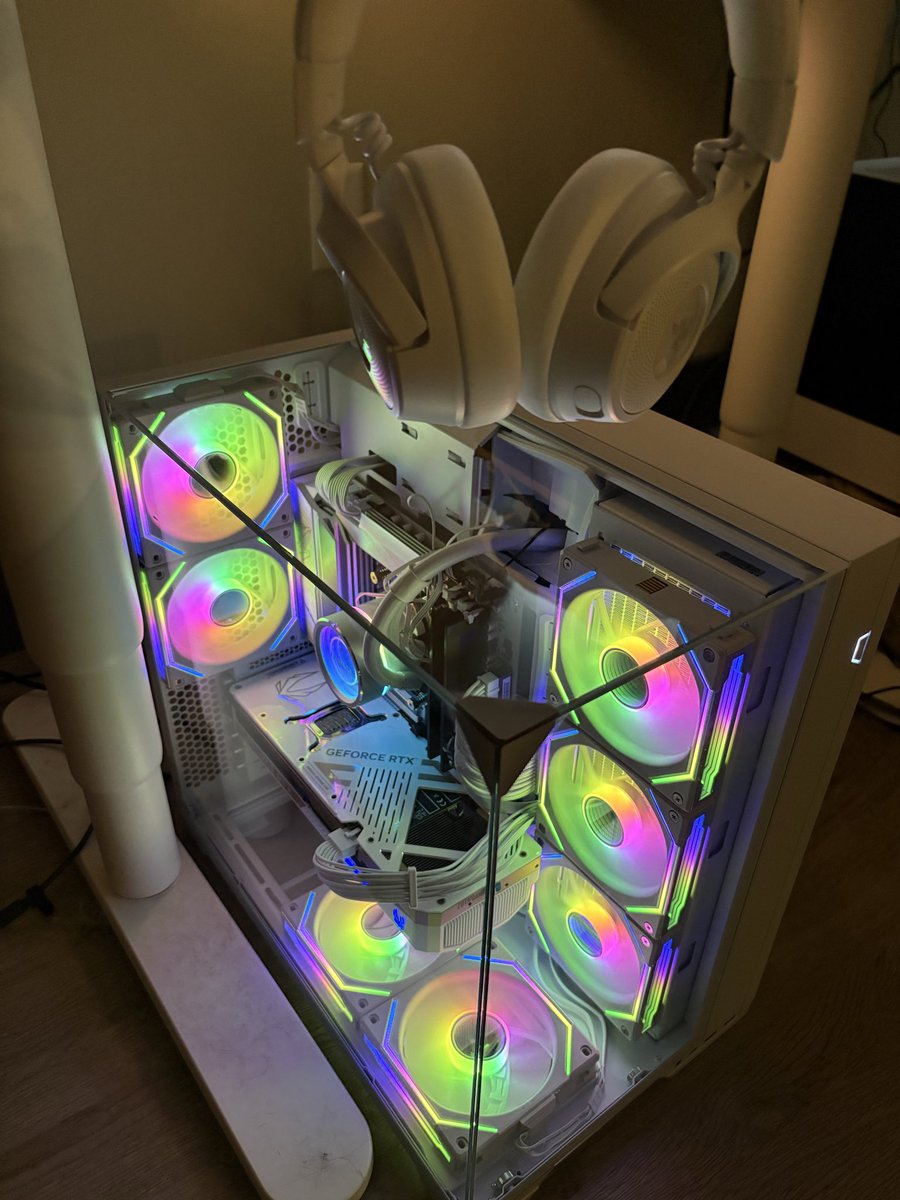 code_star's tweet photo. Finished my wife’s pc build. Pretty snazzy if I do say so myself. https://t.co/ppTaxIzZSZ