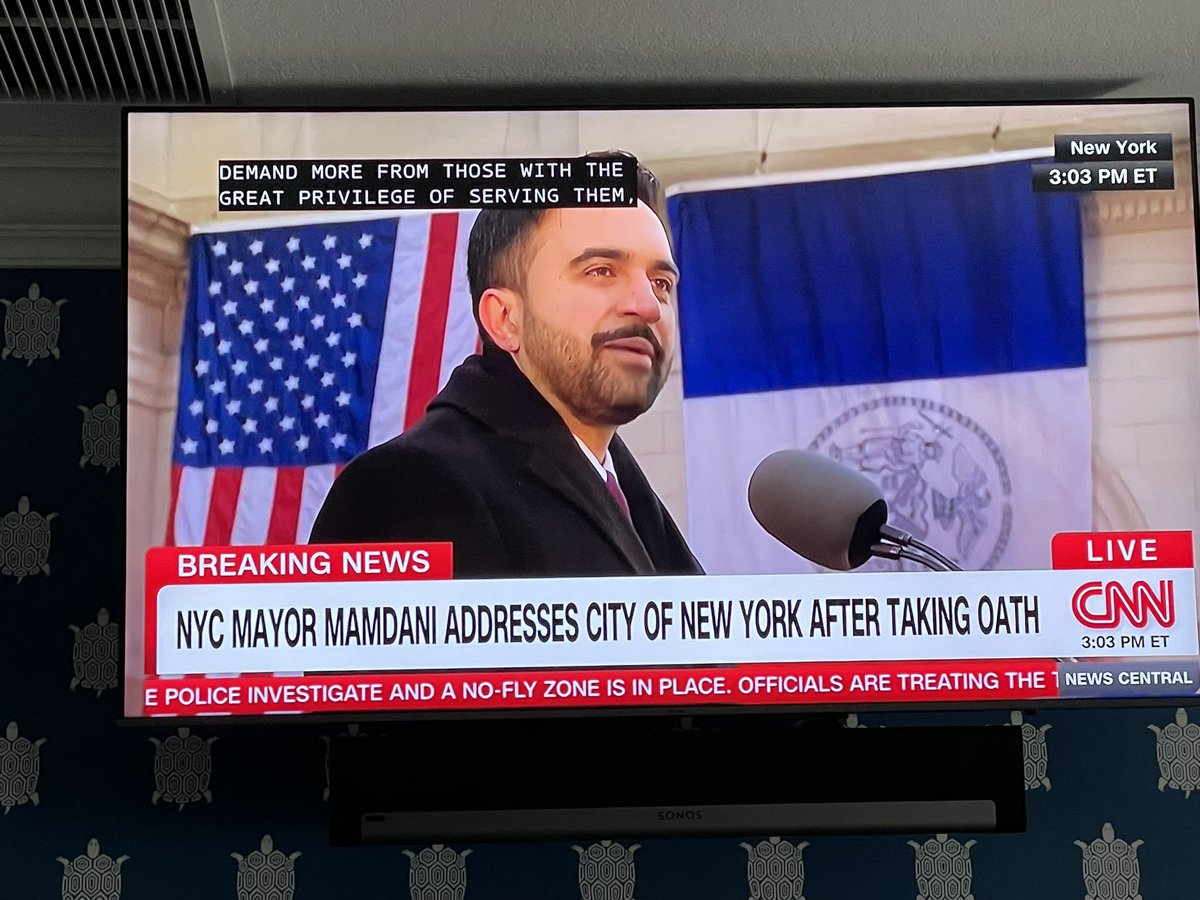 hyperthetkibble's tweet image. Mamdami mayoral speech fails to brandish impaired hearing interpretor ????!!