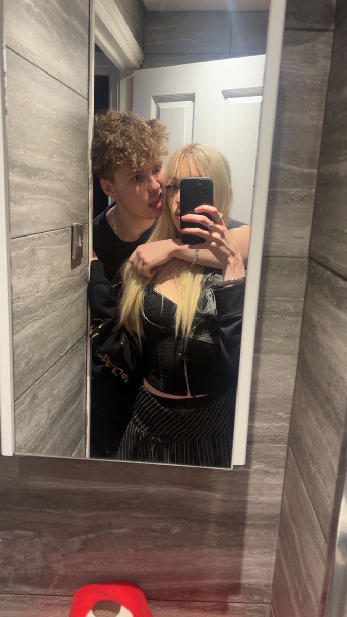 happy new years from the pub queen and  best player uk 😜