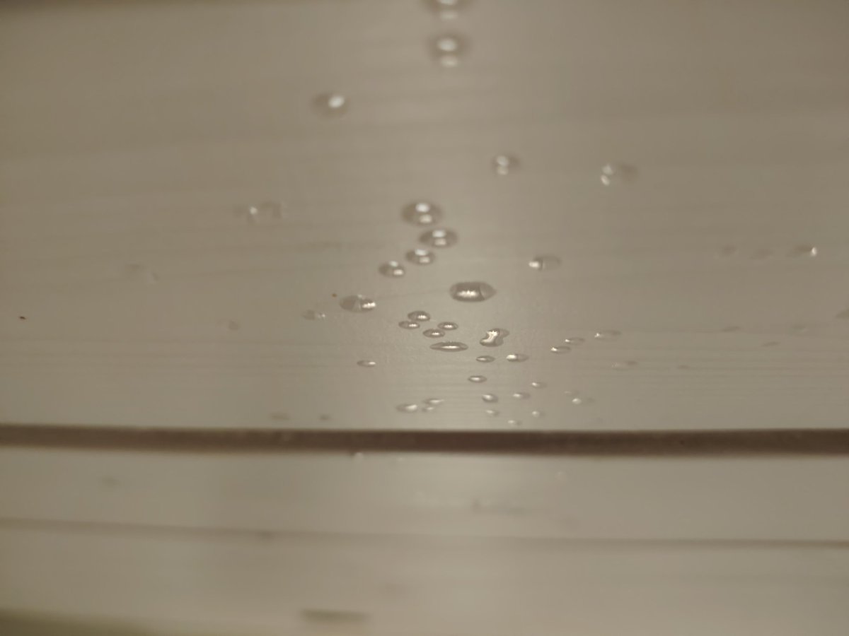 Kodin katossa erikoisia nestekertymiä. Kuva liittyy tapaukseen. Neste hajutonta ja öljymäistä. Olohuoneen ja keittiön alueella. Yläkerrassa nestekiertoinen lattialämmitys. Kattoon syljeskelyn kieltää kaikki puhutetut.

Sitten keksittiin: lapsen öljypohjainen nenäsumute.