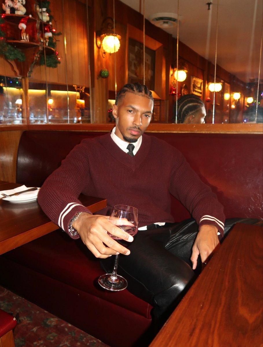BrandonDeeJay's tweet photo. Let’s see where the new year takes us 🥂 https://t.co/xBdGz2ab8j