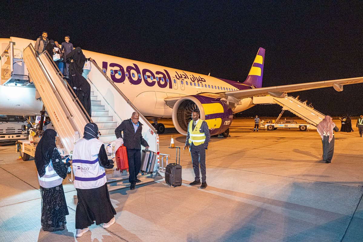 بناءً على توجيهات صاحب السمو الملكي الأمير #سعود_بن_طلال بن بدر محافظ #الأحساء ، دشّن سعادة وكيل محافظة الأحساء الأستاذ معاذ بن إبراهيم الجعفري، مساء اليوم " الخميس " ، انطلاق أولى الرحلات الداخلية المباشرة بين مطار الأحساء الدولي ومطار الأمير محمد بن عبدالعزيز الدولي بالمدينة