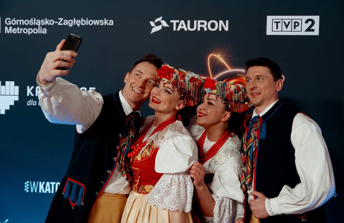 zespolslask's tweet photo. Wspomnienie wczorajszego wieczoru 🔥🔥
Sylwester z Dwójką i wyjątkowe spotkanie na scenie – Zespół „Śląsk” oraz Maryla Rodowicz.
Dziękujemy za tę muzyczną chwilę i ogromne emocje!
@PrasoweSlaskie @WojciechSaluga https://t.co/LJqIyEDo4q