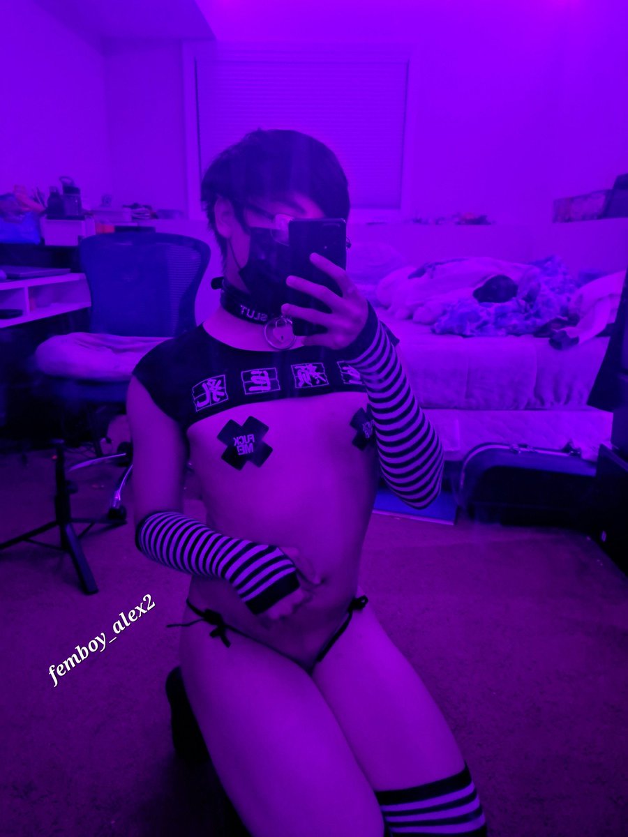 HAPPY NEW YEAR!!! 
To celebrate here's my 4 favorite pics of 2025 :3

#femboy #twink #gay #ass #nsfw #gaynsfw