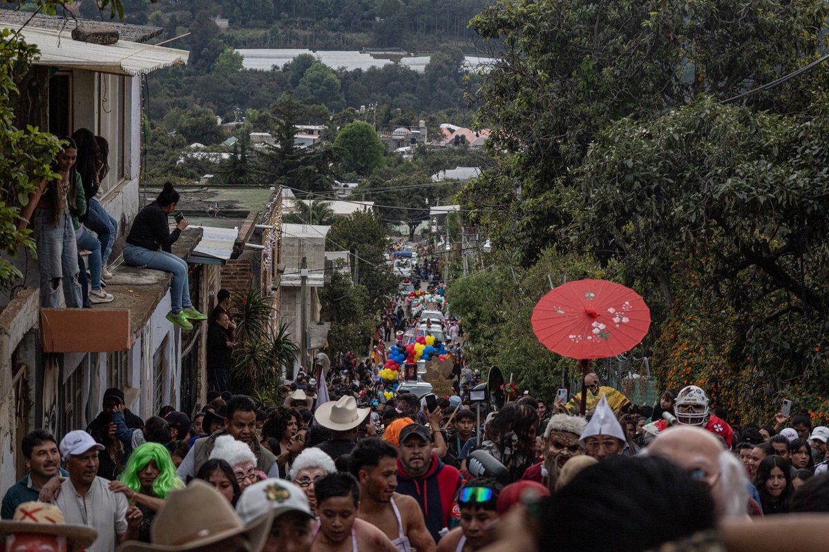 #EnImágenes |  Diversión, color y mucha tradición 🥳🎉🪇

En el pueblo de San Martín Coapaxtongo, en Estado de México, dan la bienvenida al año 2026 con su tradicional carnaval en el que los habitantes se disfrazan de diversos personajes.

Durante la festividad se reparten