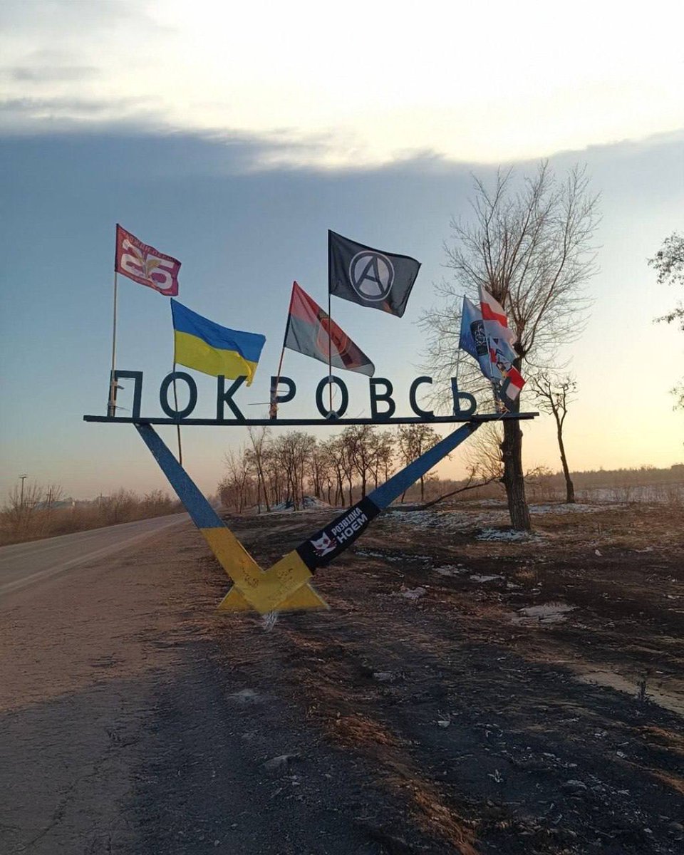 KrystianJachacy's tweet image. Flaga anarchistyczna, banderowska i opozycyjna białoruska na stelli miejskiej #Pokrowsk. 

To właśnie jasno pokazuje, jak fani Bandery, Hitlera i anarchizmu łączą siły w obronie interesów Zachodu.