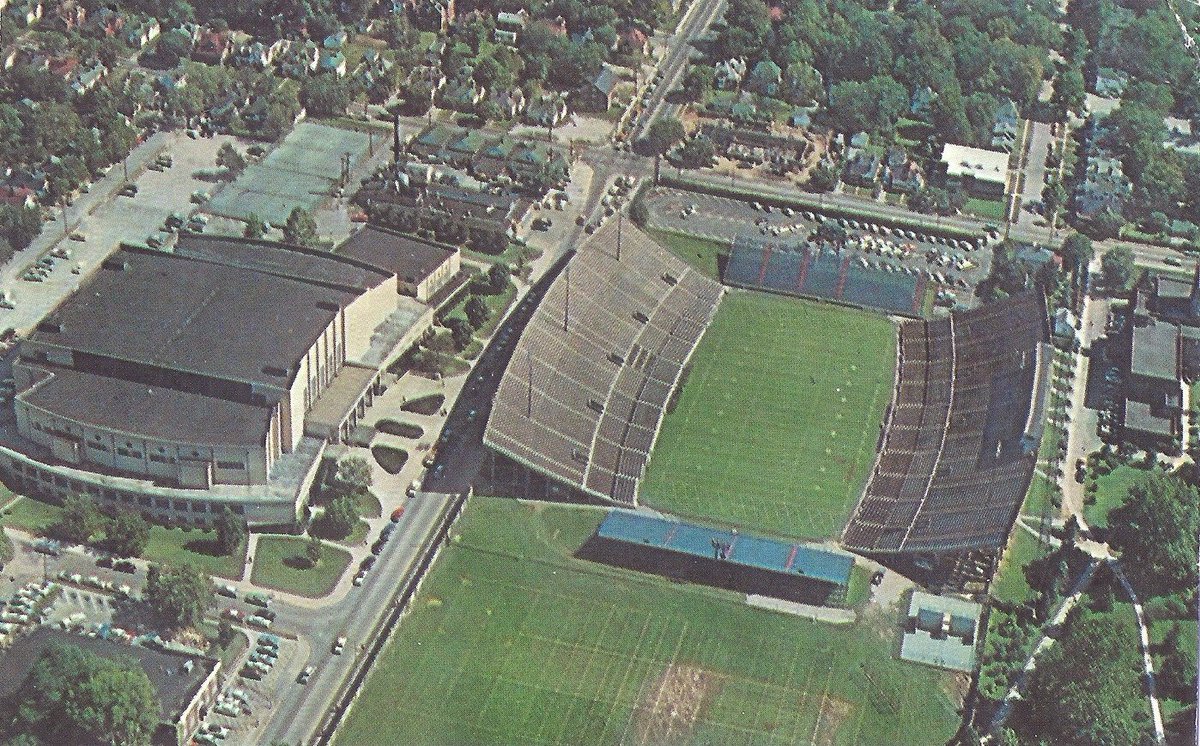 wildcatnews's tweet image. The absolute beauty of UK campus, original Memorial Coliseum &amp;amp; Stoll Field in early 1950s along Euclid Avenue, later known as ‘Avenue of Champions’ after winning 1951 Sugar Bowl over Oklahoma and 1952 NCAA basketball title over Kansas St. The icons were Adolph Rupp &amp;amp; Bear Bryant.