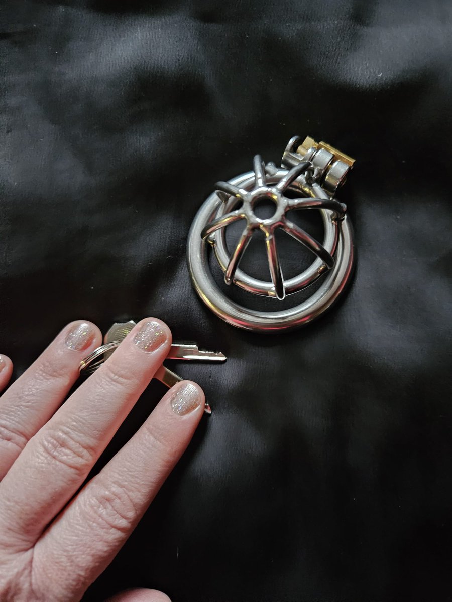 MeesteresLouise's tweet photo. Jij op slot, ik pak de sleutels.
Dm met tribute voor meer informatie over een jaarcontract.
X
#chastity247 #oneyearchasity #chastitycontract https://t.co/hf1FYYWBvw