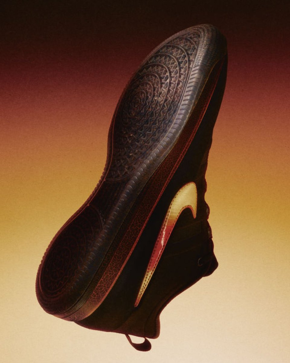 footlocker's tweet image. Move like a professional. 🏀 

The Nike Book 2, Devin Booker's second signature sneaker, is designed for hoopers who demand stripped-down versatility for accepting any assignment. 

Available now in-store and online at Foot Locker.