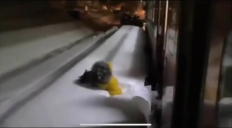 Ludzie chcieli podziękować Tuskowi za orędzie!! Ale się nie przebili...