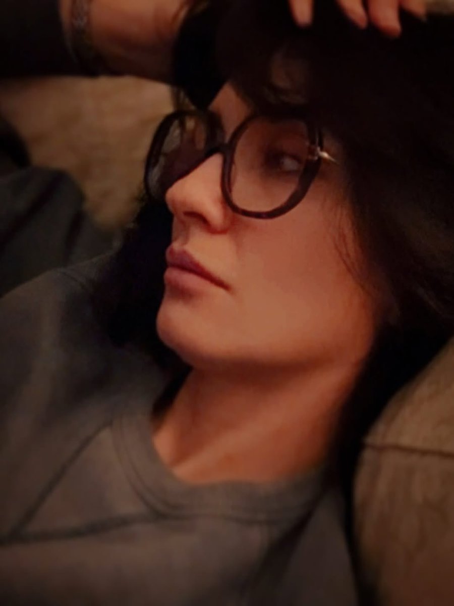 Que sexy se ve con sus lentes 💋
#TubaBüyüküstün