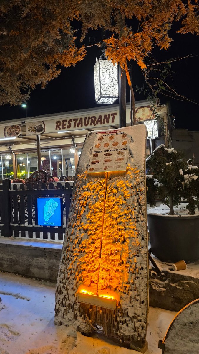 Тэнэж төөрч явсаар бгад манай дэлхийн хамгийн үзэсгэлэнтэй хотод шинэ оны эхний өдөр шинэ цас унасан бхад ирчжээ💔.