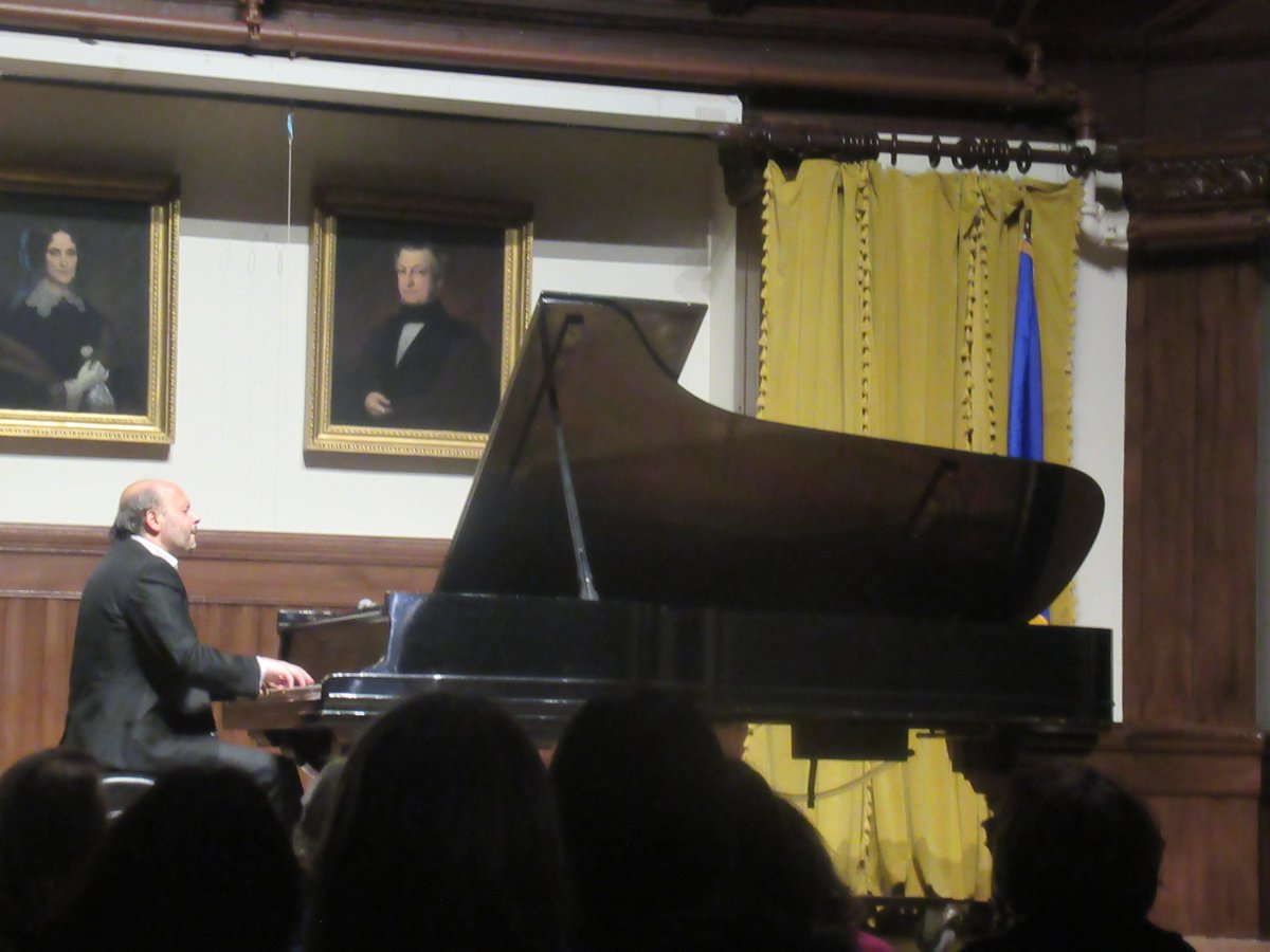 QOTDCT's tweet image. #RecentlyInCT / #RecentConcertsInCT:
Grammy-winning Uruguayan-American pianist Gustavo Casenave, now a resident of #Easton, in a solo performance @PequotLibrary, 12/12/2025