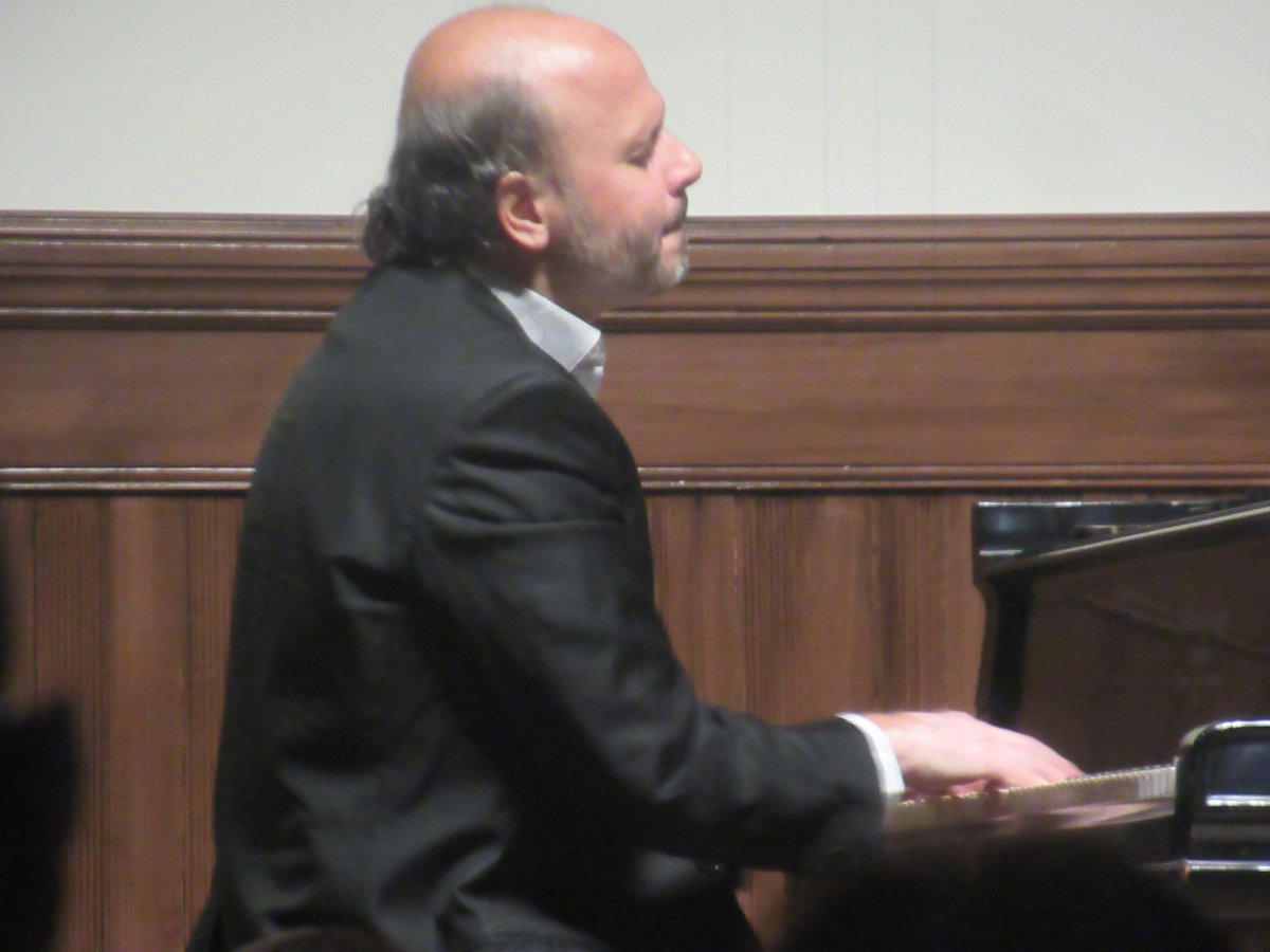 QOTDCT's tweet image. #RecentlyInCT / #RecentConcertsInCT:
Grammy-winning Uruguayan-American pianist Gustavo Casenave, now a resident of #Easton, in a solo performance @PequotLibrary, 12/12/2025