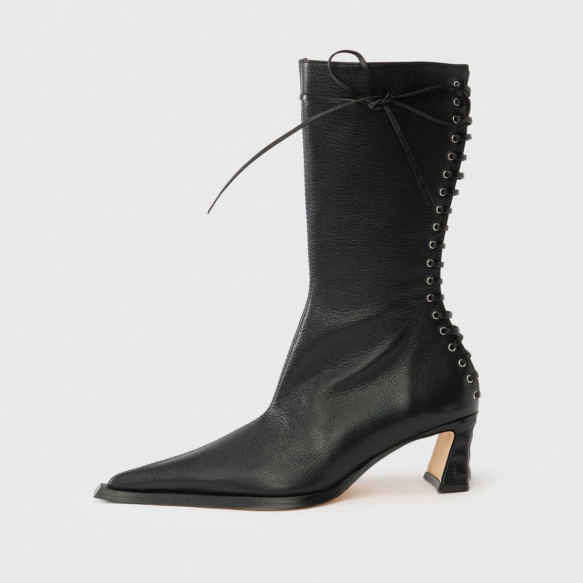 PoliticayModa's tweet image. La mujer de Mamdani, Rama Duwaji, con unas botas de Miista (600$), firma fundada por una diseñadora gallega y que se fabrican en Alicante #poserdressing