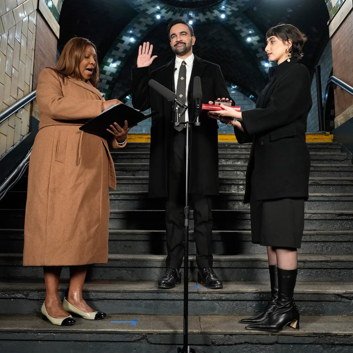 PoliticayModa's tweet image. La mujer de Mamdani, Rama Duwaji, con unas botas de Miista (600$), firma fundada por una diseñadora gallega y que se fabrican en Alicante #poserdressing