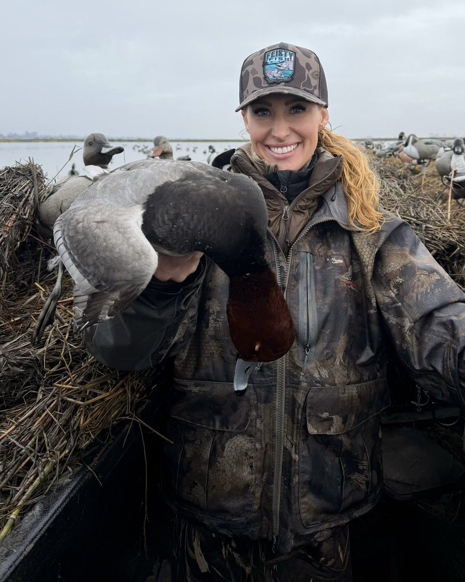 Happy New Year, Oregon!!! I hope you all spend more time in 2026 doing what you love! For me, that means more time outside with my family and friends. 

My husband and I both shot limits this morning and we tag-teamed this BEAUTIFUL, mature redhead. Looks like another taxidermy